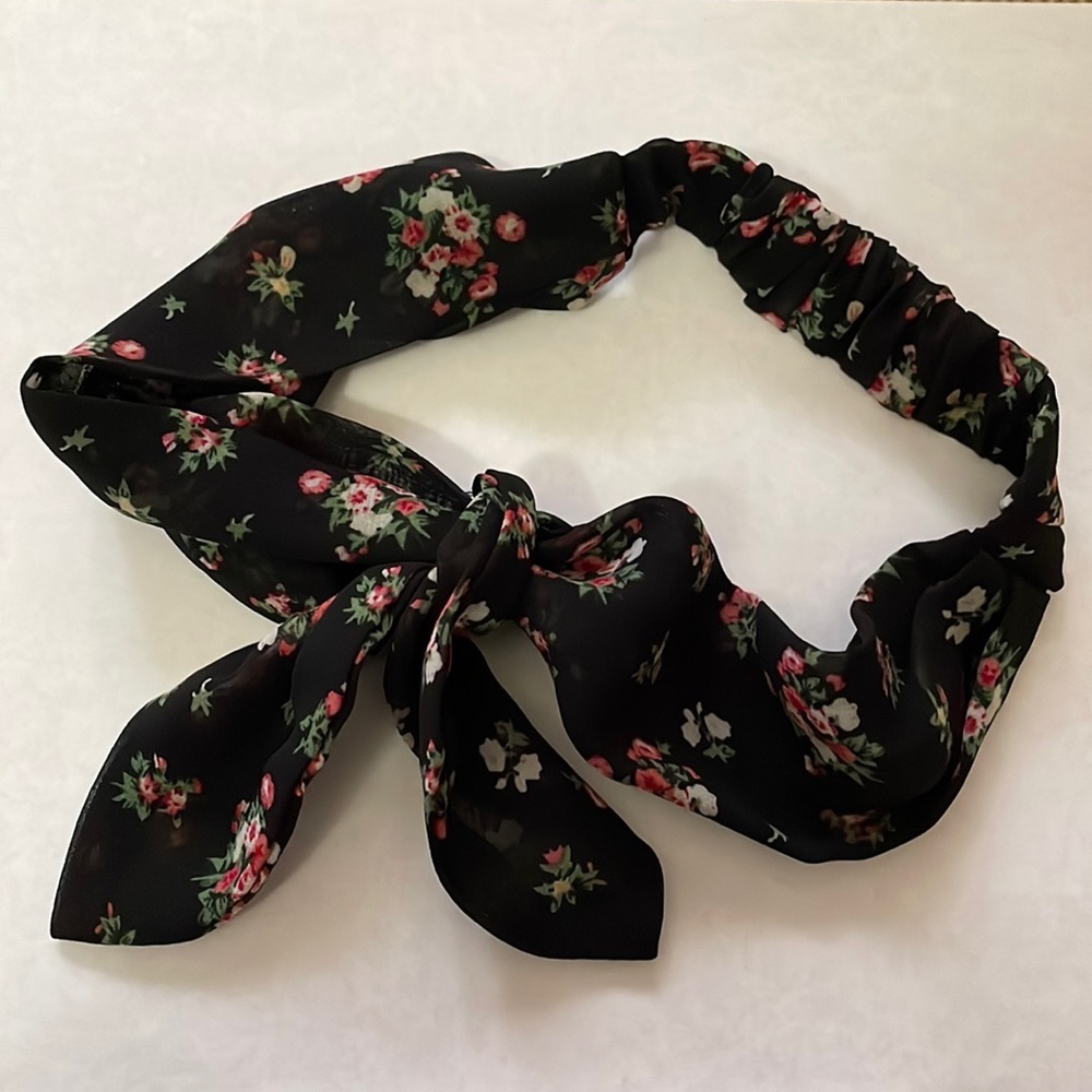 (bundle 3/$15) Black floral elastic headband